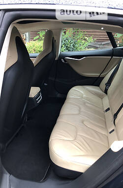 Седан Tesla Model S 2014 в 