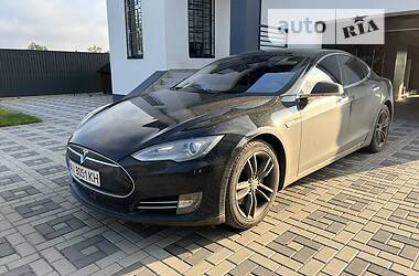 Седан Tesla Model S 2014 в 