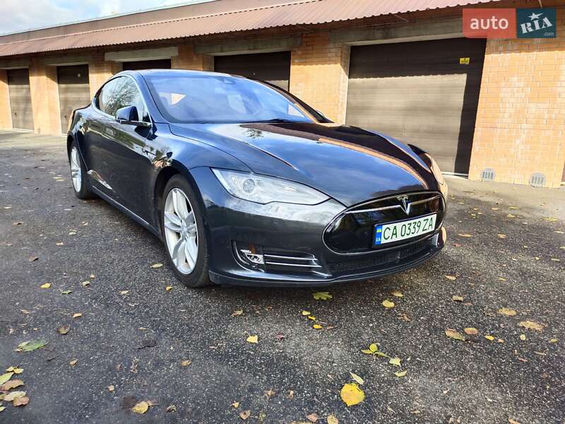 Лифтбек Tesla Model S 2015 в Черкассах