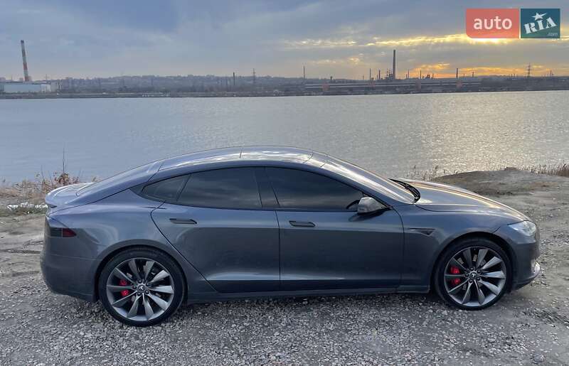 Ліфтбек Tesla Model S 2014 в Дніпрі