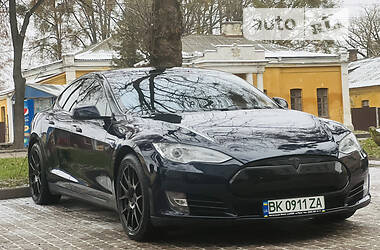 Седан Tesla Model S 2014 в Ровно
