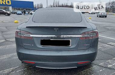 Седан Tesla Model S 2013 в 