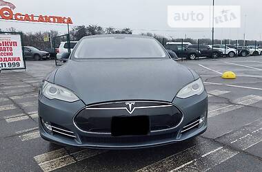 Седан Tesla Model S 2013 в 