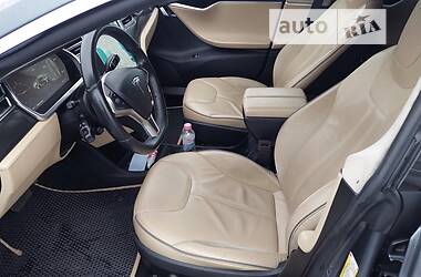 Седан Tesla Model S 2013 в 
