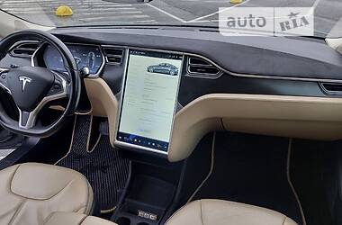 Седан Tesla Model S 2013 в 