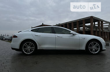 Лифтбек Tesla Model S 2015 в Киеве