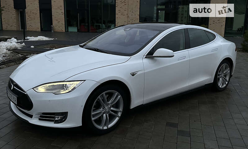 Лифтбек Tesla Model S 2015 в Киеве