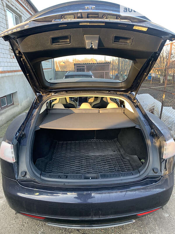 Ліфтбек Tesla Model S 2013 в Києві
