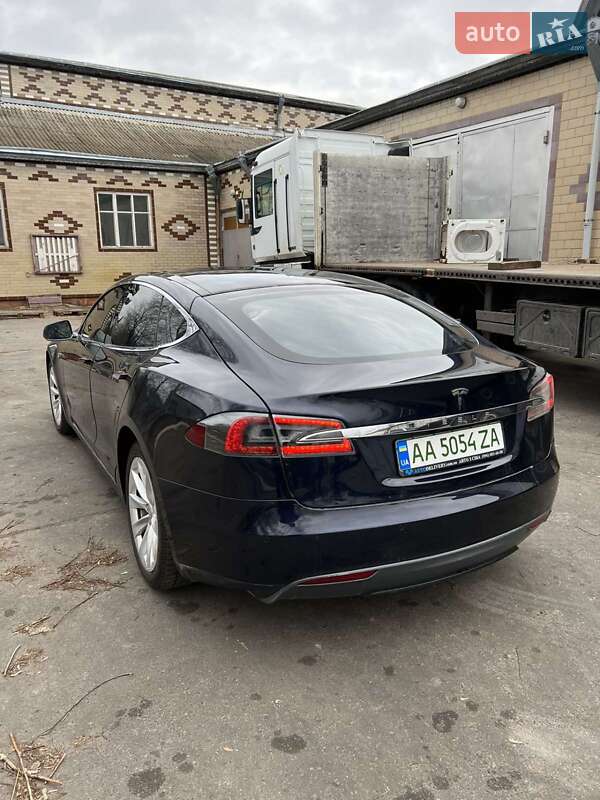 Седан Tesla Model S 2015 в Києві