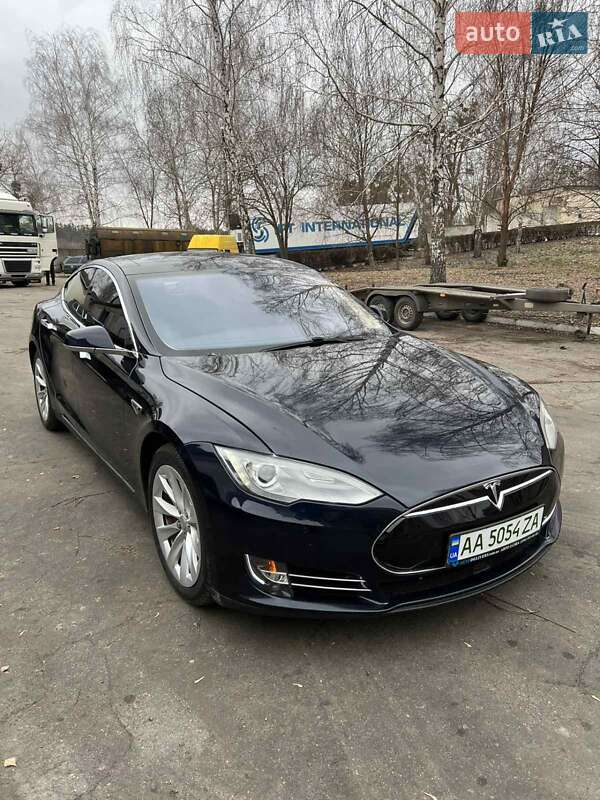Седан Tesla Model S 2015 в Києві