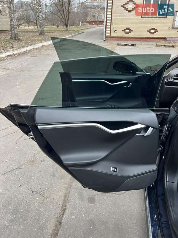 Седан Tesla Model S 2015 в Києві