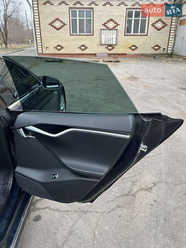 Седан Tesla Model S 2015 в Києві