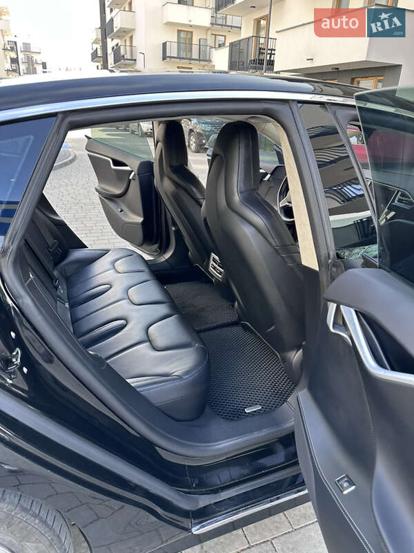Седан Tesla Model S 2016 в Львові