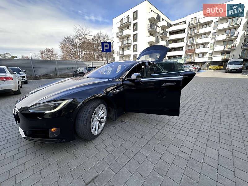 Седан Tesla Model S 2016 в Львові