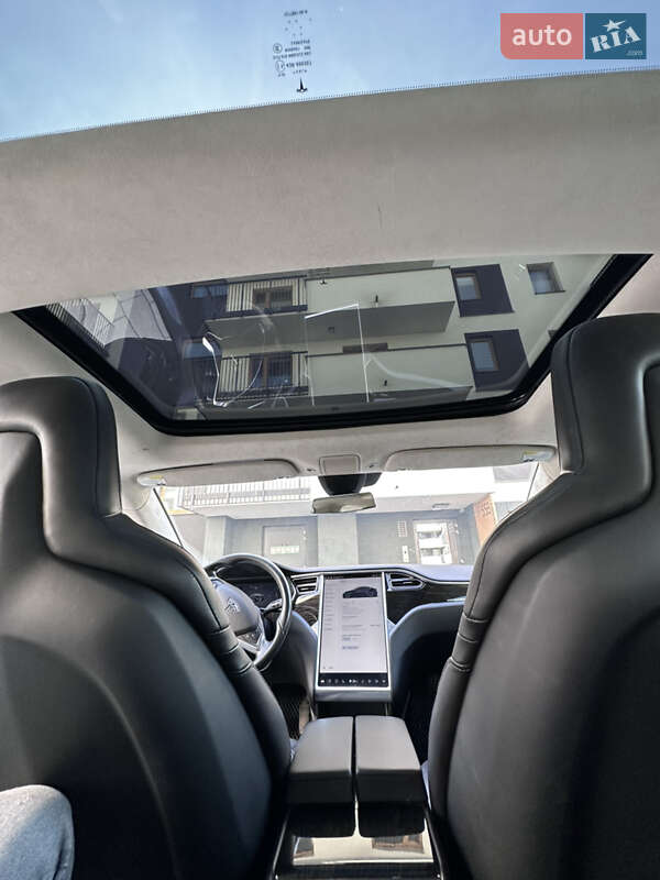 Седан Tesla Model S 2016 в Львові