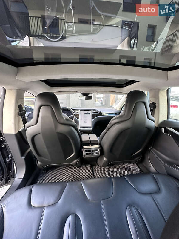 Седан Tesla Model S 2016 в Львові
