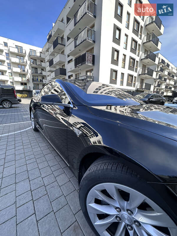 Седан Tesla Model S 2016 в Львові