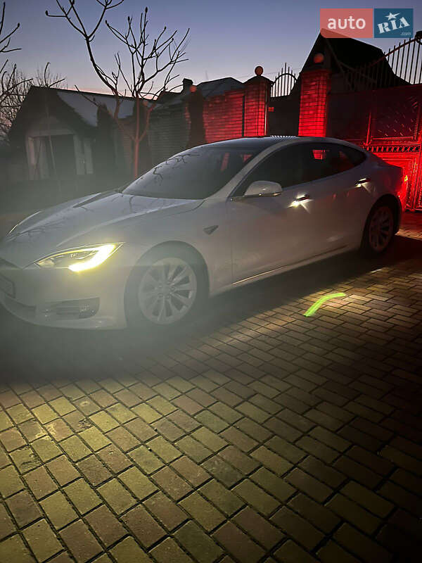 Хетчбек Tesla Model S 2017 в Чернівцях