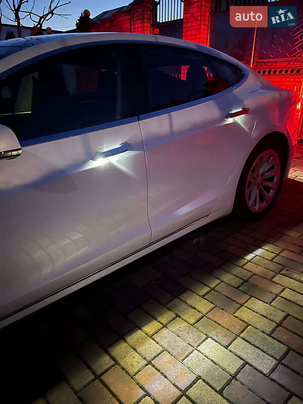 Хетчбек Tesla Model S 2017 в Чернівцях