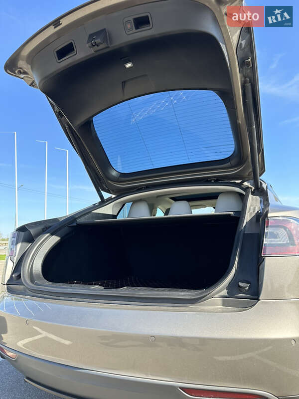 Ліфтбек Tesla Model S 2015 в Києві