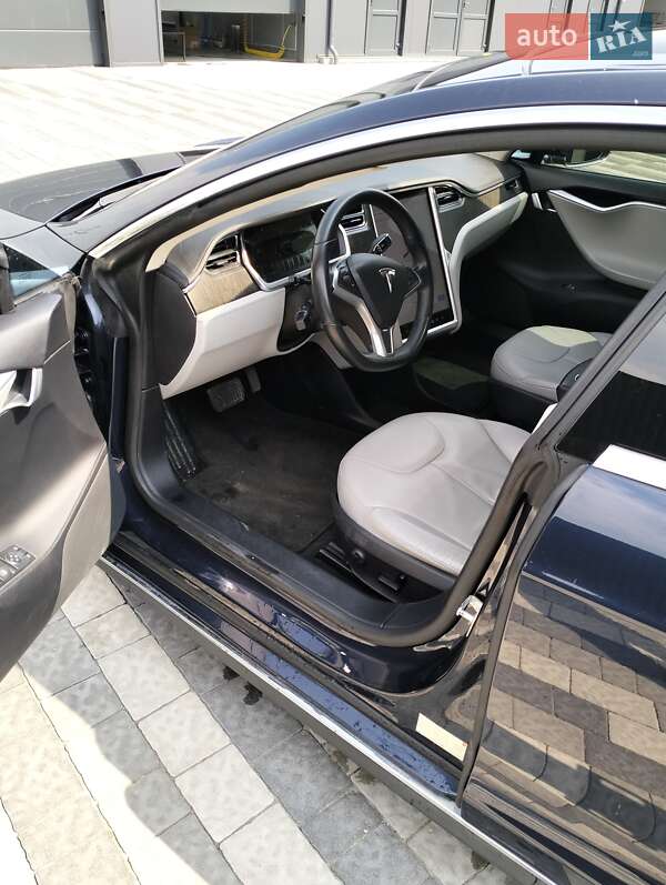 Ліфтбек Tesla Model S 2013 в Львові