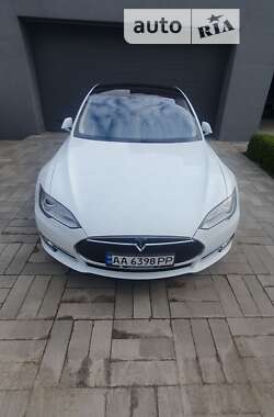 Лифтбек Tesla Model S 2015 в Буче