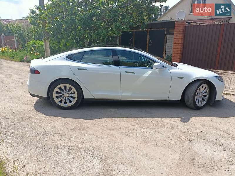Лифтбек Tesla Model S 2016 в Запорожье