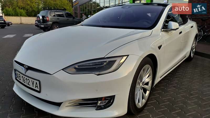 Лифтбек Tesla Model S 2016 в Виннице
