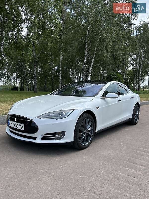 Ліфтбек Tesla Model S 2015 в Житомирі