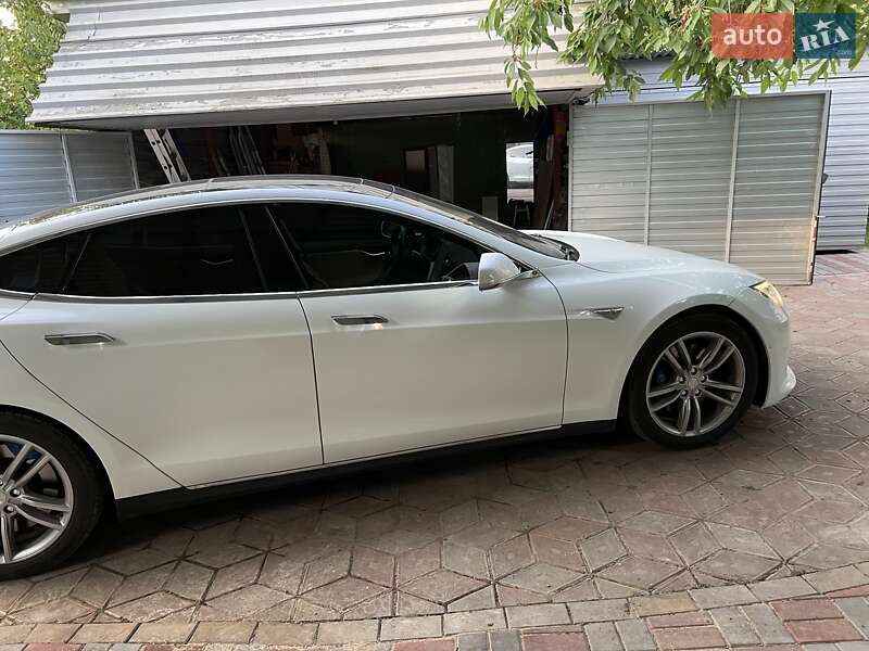Лифтбек Tesla Model S 2015 в Запорожье