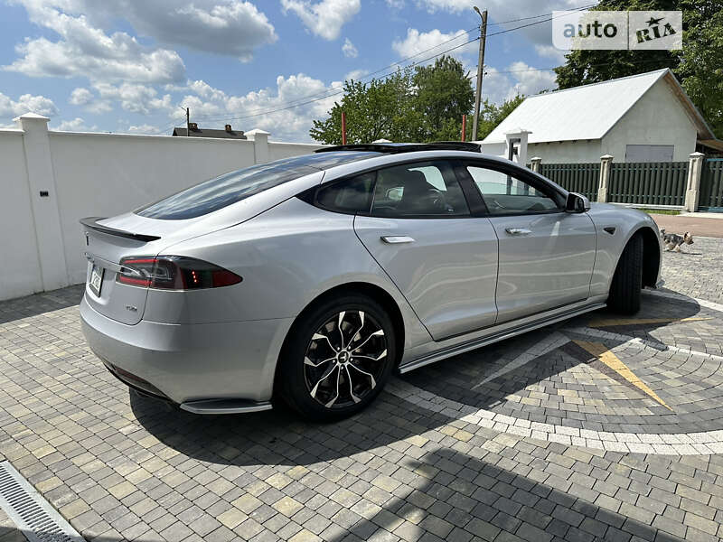 Лифтбек Tesla Model S 2017 в Львове