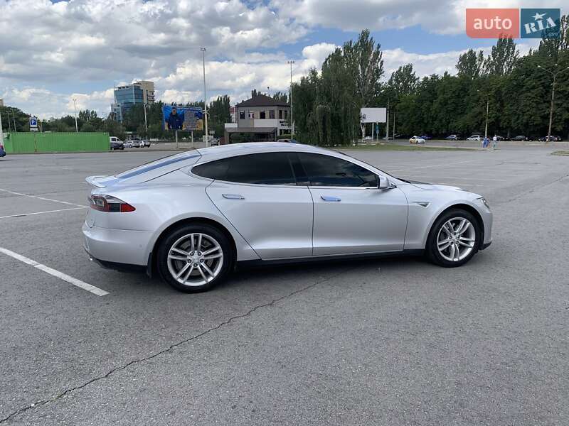 Лифтбек Tesla Model S 2015 в Запорожье