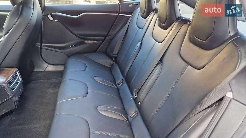 Лифтбек Tesla Model S 2017 в Виннице