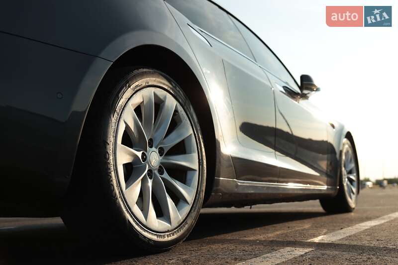 Лифтбек Tesla Model S 2017 в Львове