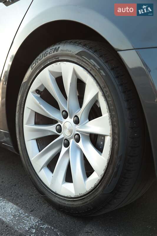 Лифтбек Tesla Model S 2017 в Львове