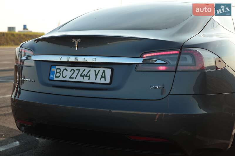 Лифтбек Tesla Model S 2017 в Львове
