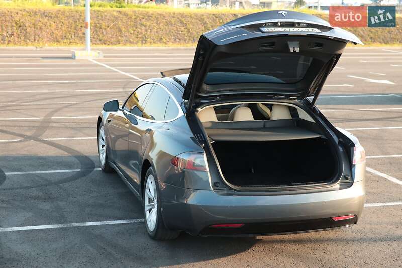 Лифтбек Tesla Model S 2017 в Львове