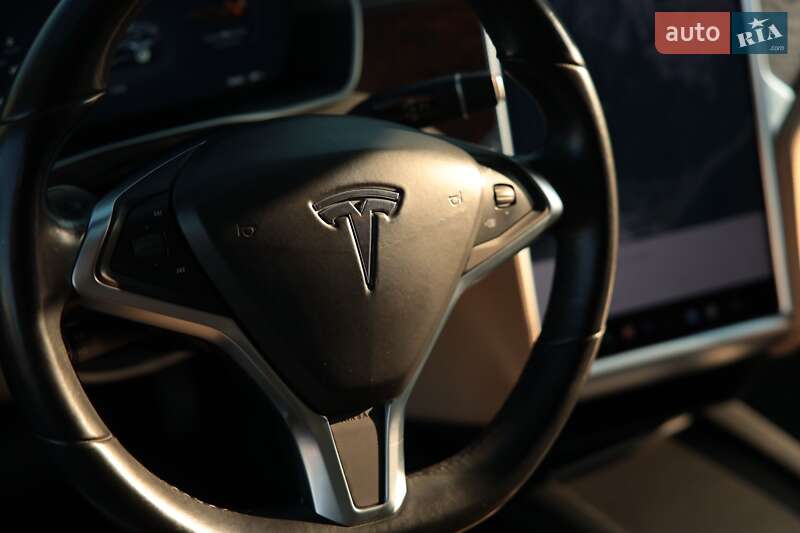 Лифтбек Tesla Model S 2017 в Львове