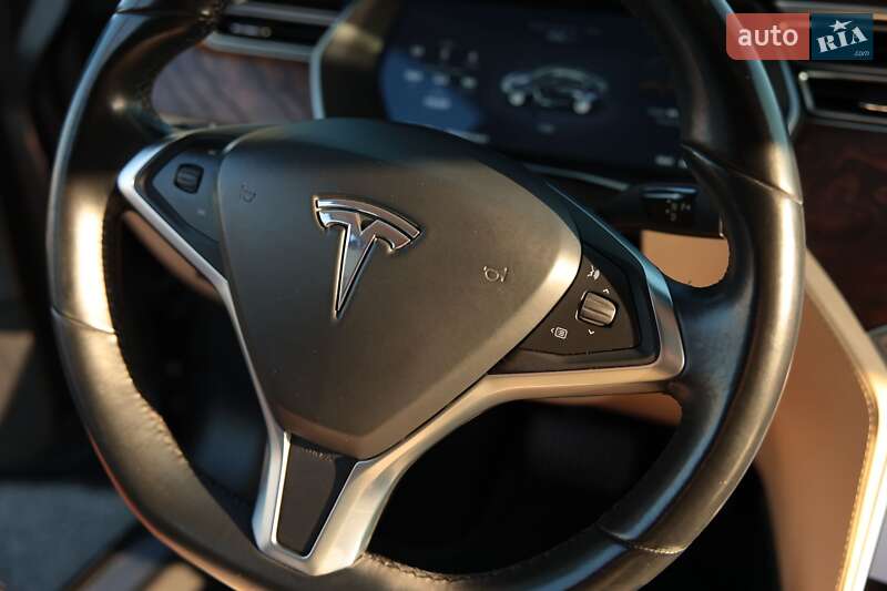 Лифтбек Tesla Model S 2017 в Львове