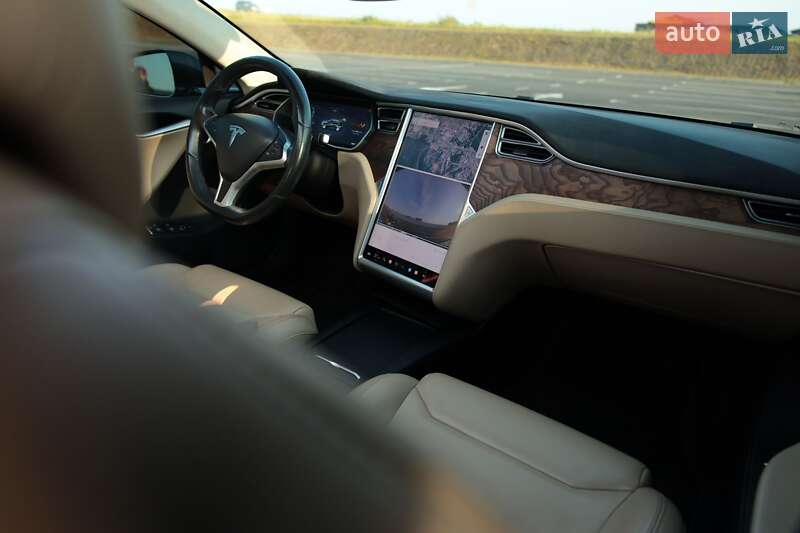 Лифтбек Tesla Model S 2017 в Львове