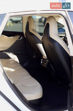 Лифтбек Tesla Model S 2014 в 