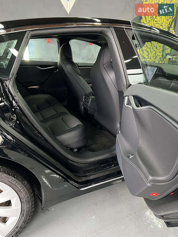 Лифтбек Tesla Model S 2018 в Львове