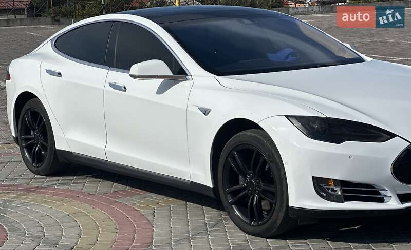 Tesla Model S 2015