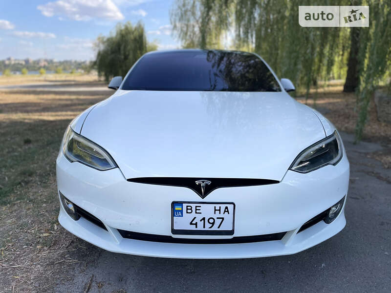 Лифтбек Tesla Model S 2017 в Николаеве