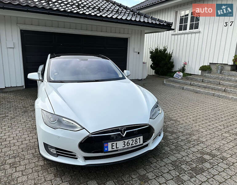 Лифтбек Tesla Model S 2014 в Киеве
