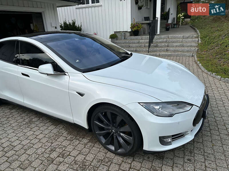 Лифтбек Tesla Model S 2014 в Киеве