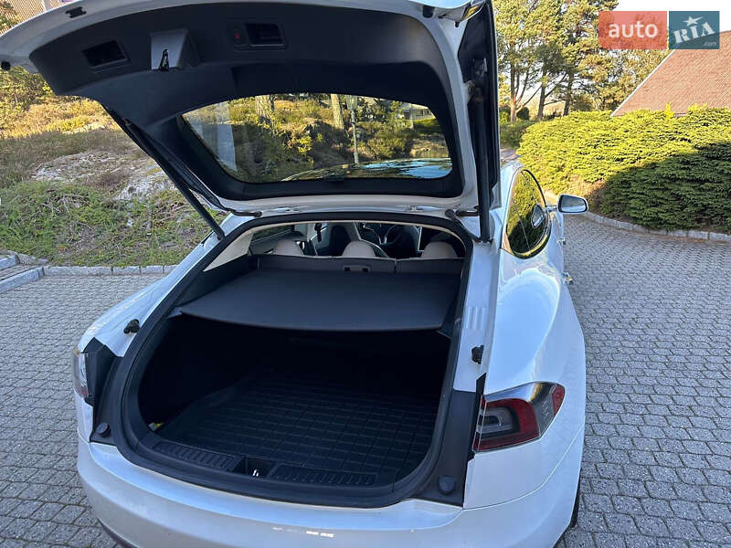 Лифтбек Tesla Model S 2014 в Киеве