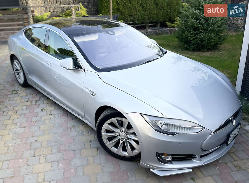 Лифтбек Tesla Model S 2015 в Луцке