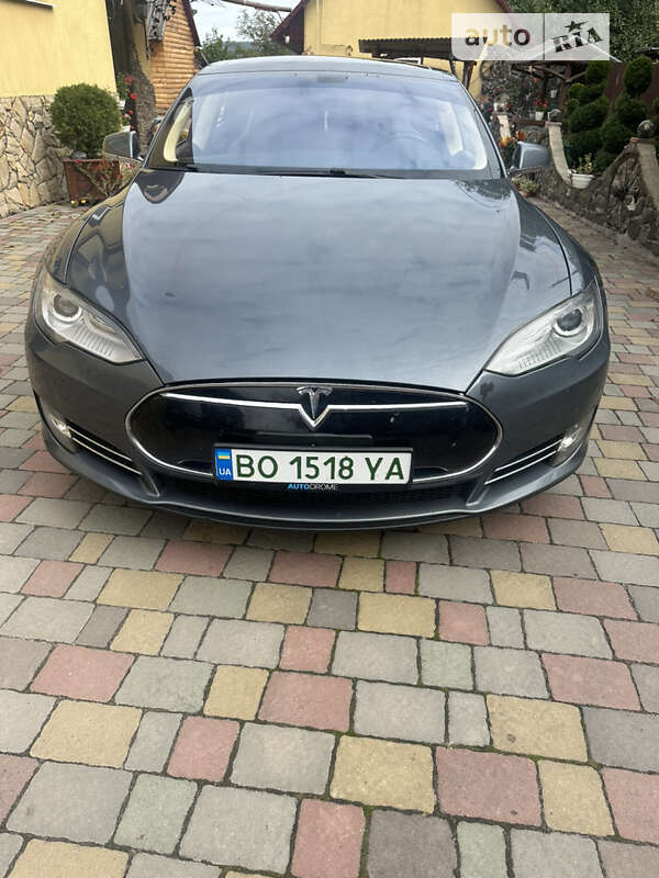 Лифтбек Tesla Model S 2014 в 