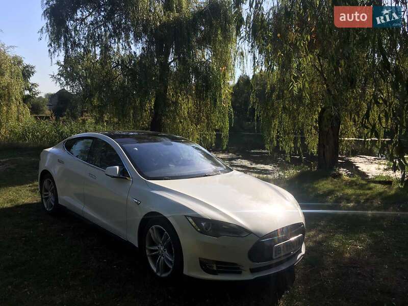 Лифтбек Tesla Model S 2014 в Саврани